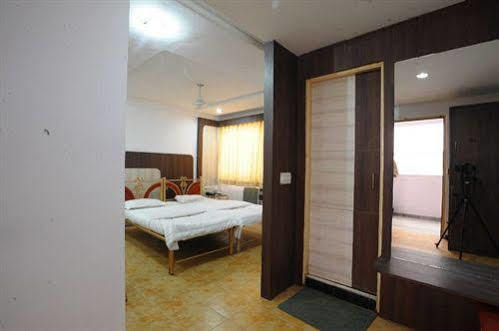 Jal Sagar Hotell Vadodara Eksteriør bilde